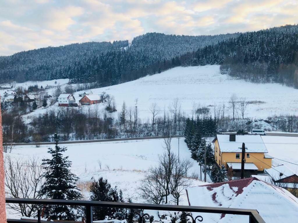 Malinowy Domek Villa Mlynczyska Buitenkant foto